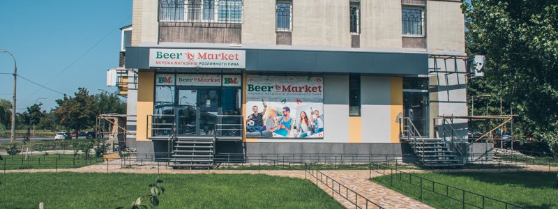 В Киеве жильцы многоэтажки воюют с BeerMarket, который сносит стены