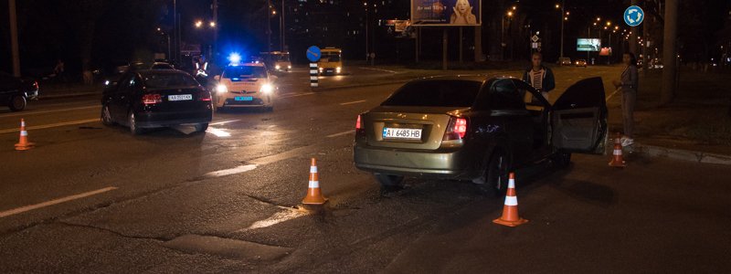 В Киеве на Оболони столкнулись Chevrolet и Saab: пострадала девушка