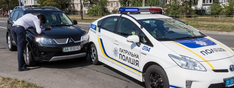 В Киеве Mitsubishi после погони врезался в полицейский Prius
