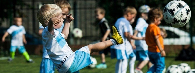 У Києві хочуть зробити єдиний сучасний футбольний майданчик для трьох шкіл
