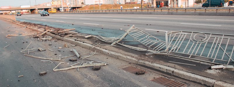 В Киеве на Позняках бетономешалка уничтожила 30 метров забора