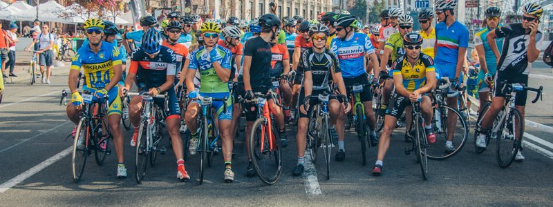В Киеве более 1500 спортсменов устроили гонки на уникальных велосипедах: как это было