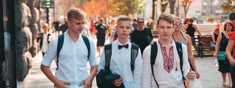 Первый школьный день в лицах: как парни и девчонки в Киеве расслаблялись после занятий