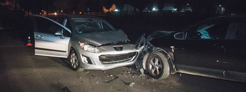 В Киеве на Оболони водитель на Peugeot протаранил Nissan и скрылся с бутылкой водки