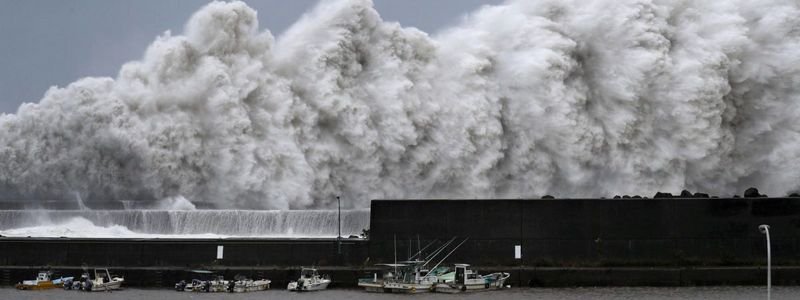 100 пострадавших из-за столкновения поездов, мощнейший тайфун в Японии и рекордная инфляция в Турции: ТОП новостей дня