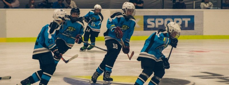 В Киеве открылся новый каток: где поиграть в хоккей и устроить вечеринку на льду