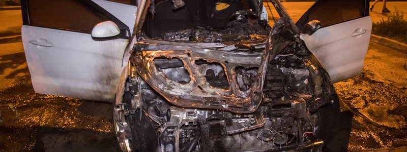 В Киеве на Гарматной во дворе дома сгорела машина