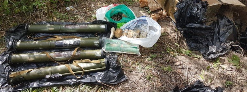 Гранатометы, взрывчатка и 200 патронов: в Киеве обнаружили тайник атошника