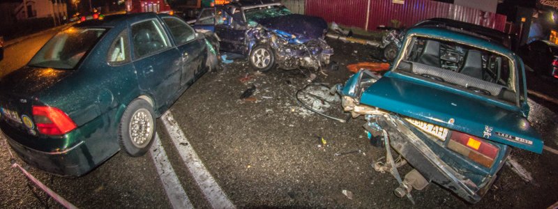 Под Киевом столкнулись четыре машины: один из водителей погиб под своим авто