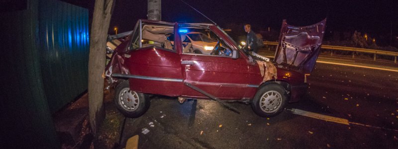В Киеве Mazda отправила Renault в столб: водителя вырезали спасатели