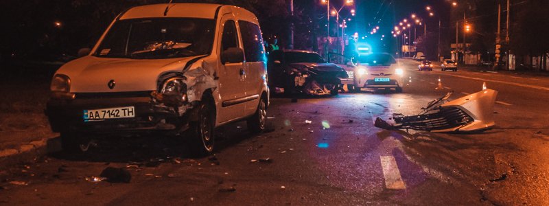 В Киеве на Оболони водитель Toyota протаранил две машины и сбежал