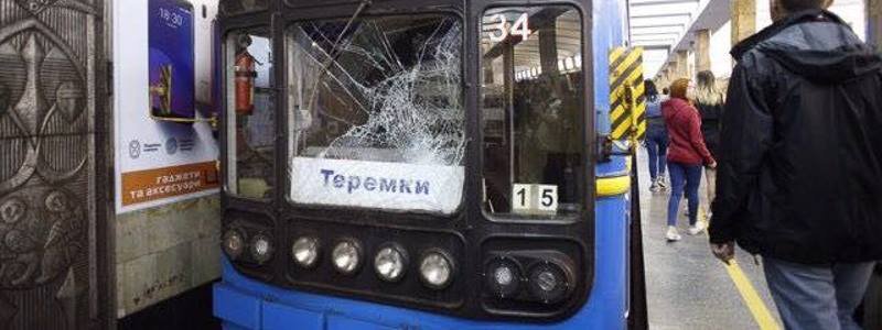 В Киеве на "Контрактовой площади" на рельсы упал мужчина