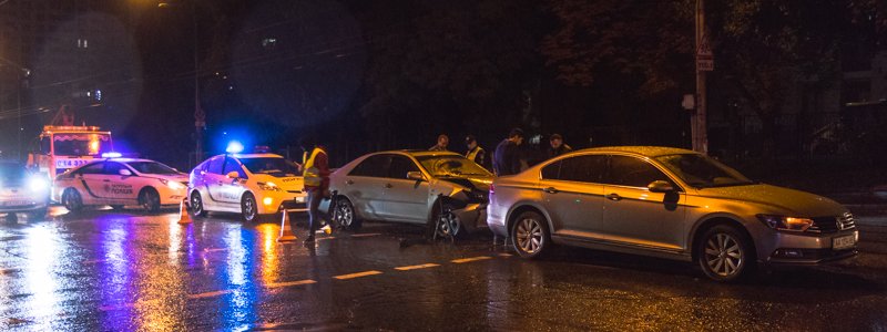 В Киеве на проспекте Лобановского не поделили дорогу Toyota и Volkswagen