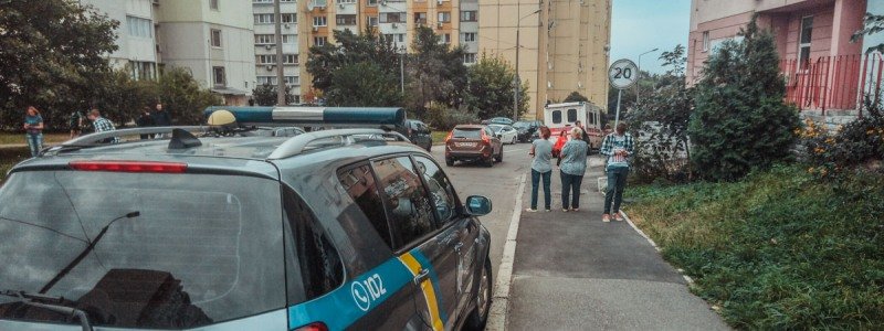 В Киеве из окна высотки выпала женщина с номером телефона на руке
