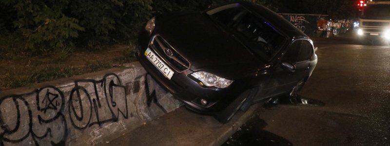 В Киеве на Подоле девушка-водитель пропустила поворот и поставила Subary на бок