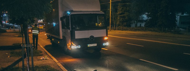 В Киеве на проспекте Науки грузовик насмерть сбил пешехода
