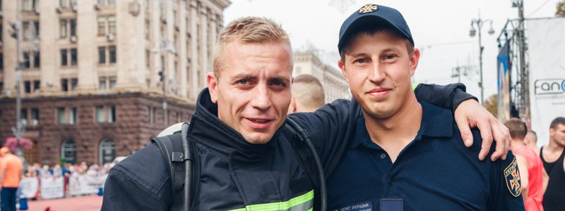 В Киеве на Крещатике спасатели задали жару и боролись за звание лучшего