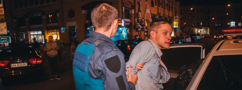 В центре Киева полицейские заковали в наручники пьяного водителя Chevrolet