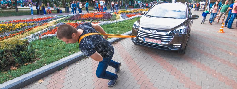 В Киеве в парке "Победы" "суперпапы" тянули машины и делали скворечники