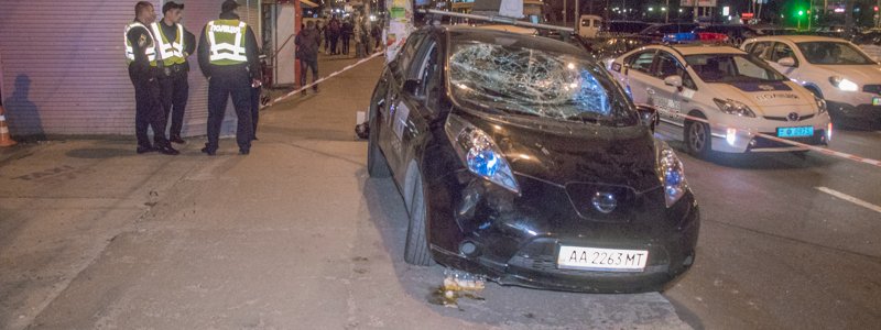 В Киеве на Минской неадекватный водитель Uber сбил двух девушек на остановке