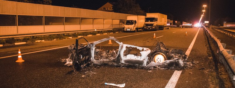 Под Киевом Audi врезалась в грузовик и сгорела дотла: водитель погиб на дороге