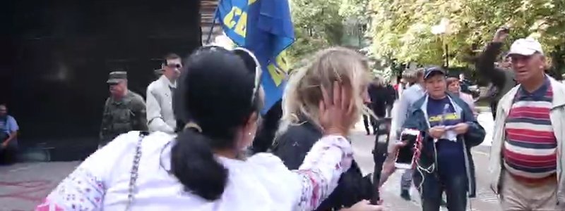 "Журнашлюха, ганьба!": появилось видео нападения на журналистку под Генпрокуратурой в Киеве