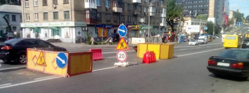 В Киеве на Вадима Гетьмана посреди дороги провалился асфальт: движение ограничено