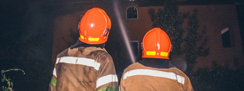 На Нивках пылал частный дом: пожарные полчаса искали воду