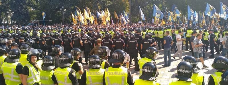 В Киеве под Верховной Радой собрались националисты: что сейчас происходит у стен парламента