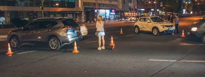 В Киеве на площади Победы столкнулись два Nissan: пострадали две девушки