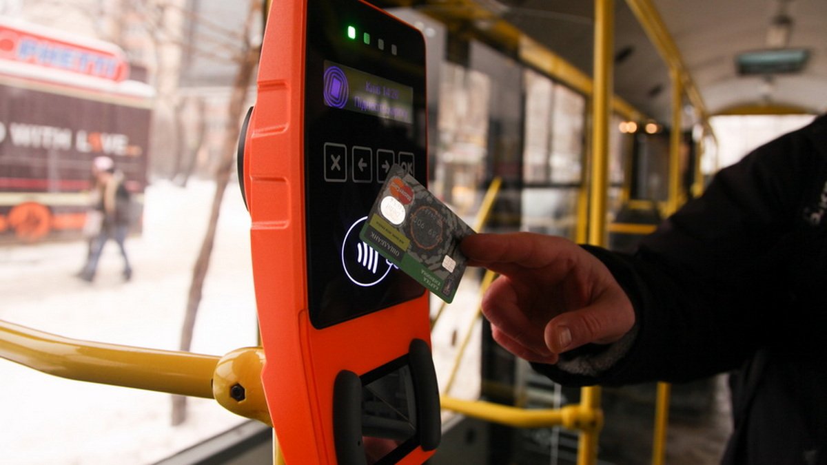 У Києві змінюють алгоритм оплати банківською карткою в транспорті: що треба знати