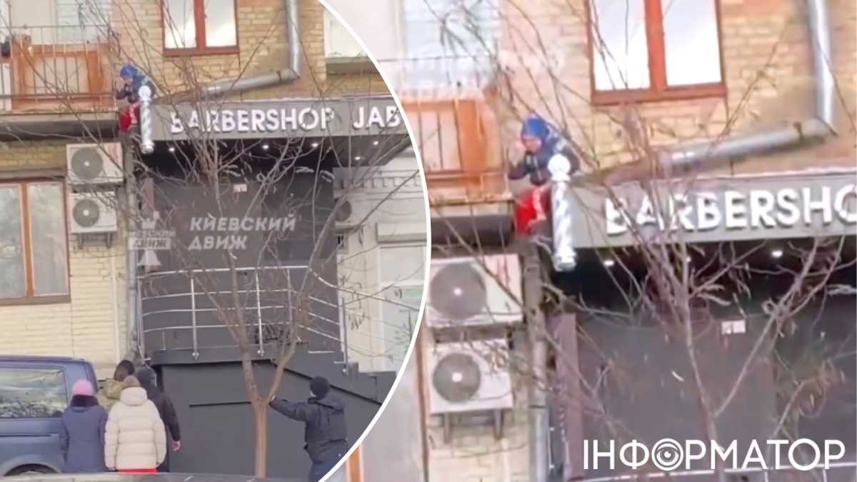 В Киеве маленький мальчик застрял на крыше и просидел на холоде полчаса:  подробности спасательной операции