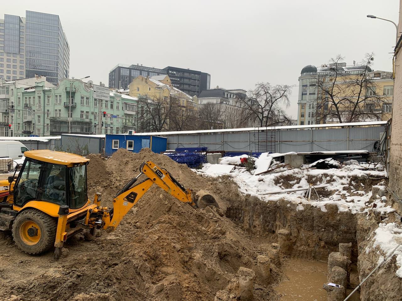 В Киеве снова возобновились работы рядом с Домом с насекомыми: почему это  может разрушить памятник