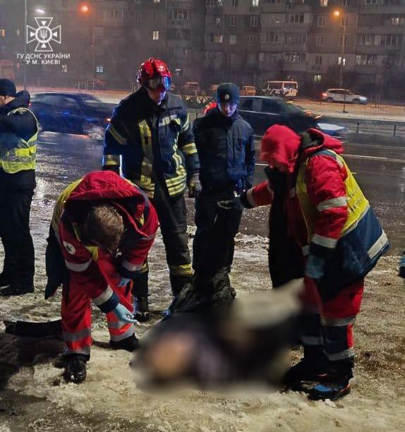 Водія довелося буквально вирізати з салону за допомогою спецобладнання. Фото ДСНС