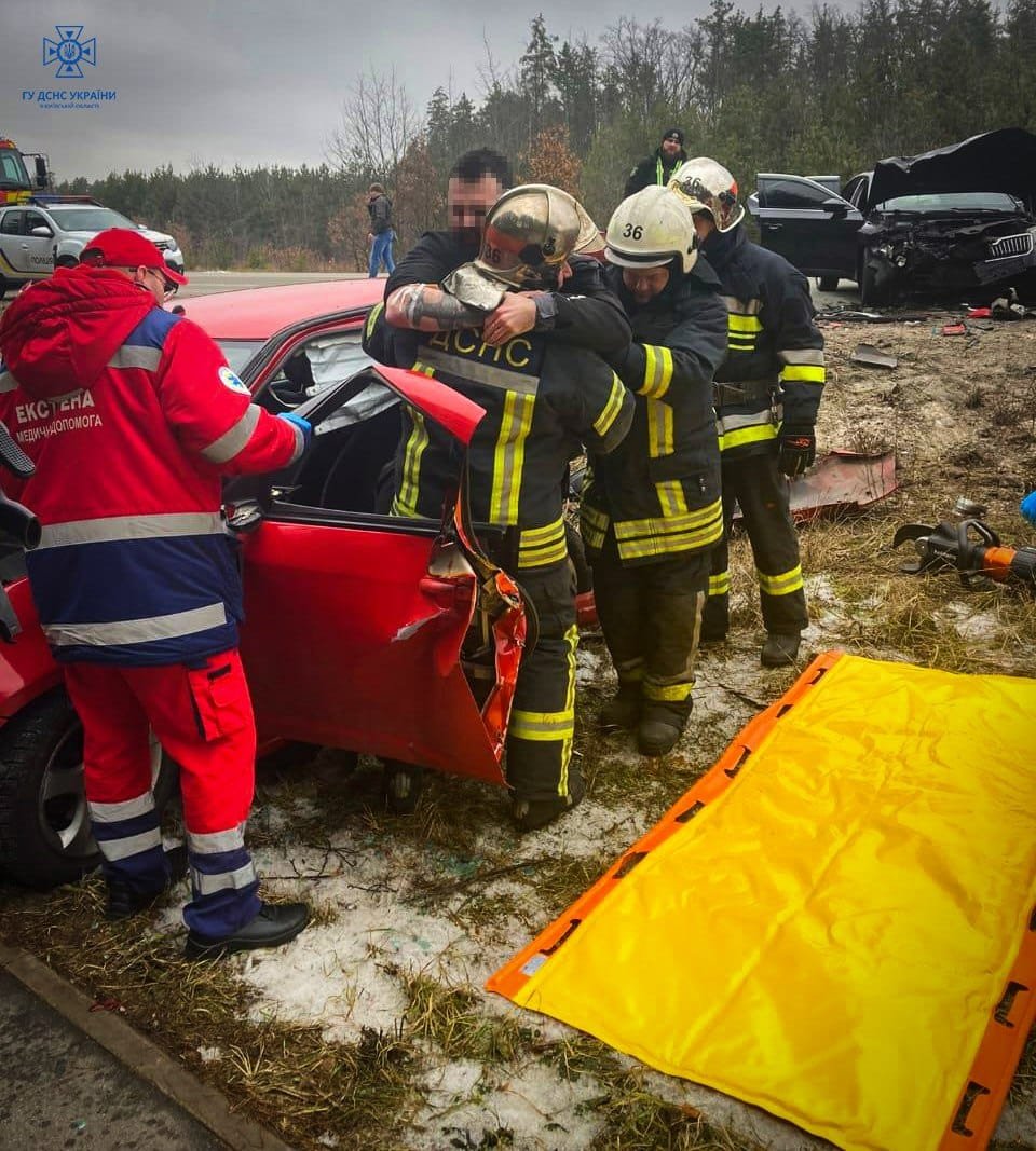 Водія довелося витягати з машини за допомогою спецзасобів. Фото ГУ ДСНС у Київській області