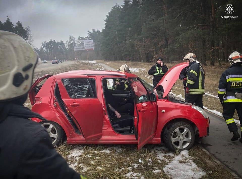 Автівку Suzuki Swift відкинуло з дороги. Фото ГУ ДСНС у Київській області