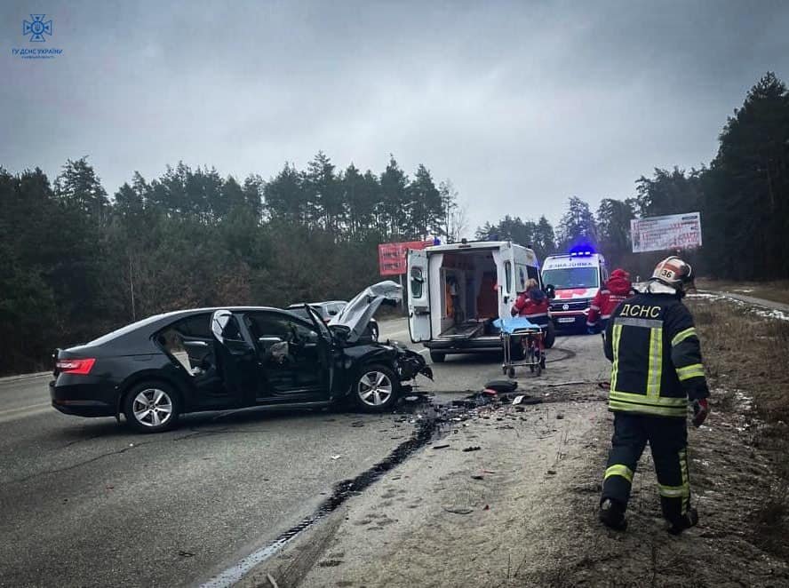 Сильно постраждала і друга автівка, Skoda Octavia. Фото ГУ ДСНС у Київській області