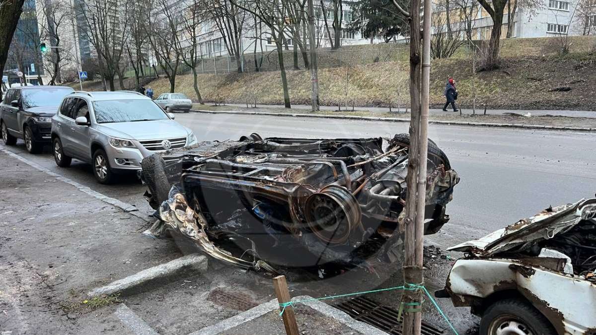 Уничтоженные автомобили запаркованы вдоль улицы, на окнах - МДФ-панели: что  сейчас с киевским домом, пострадавшим 2 января