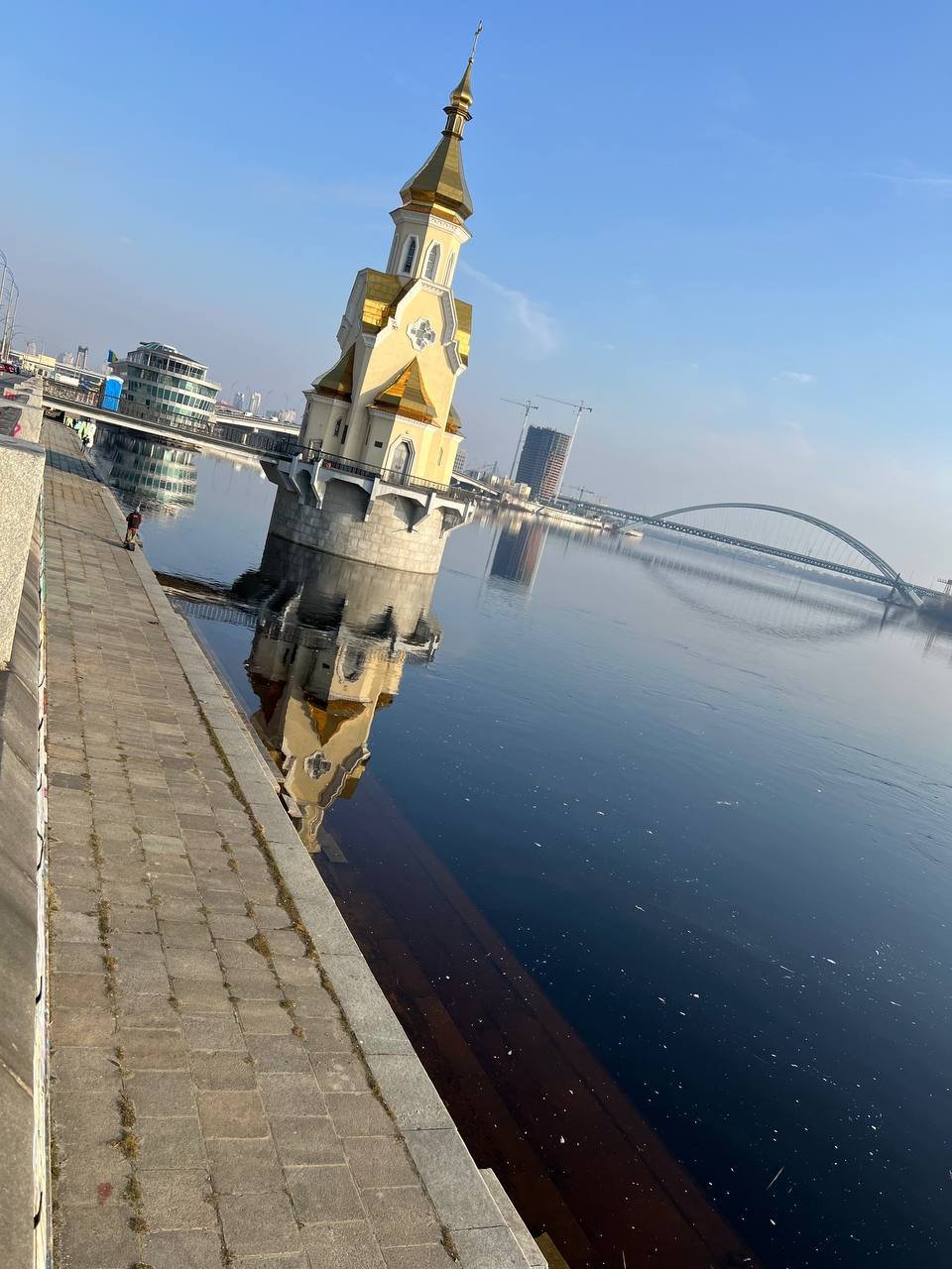 Дві з трьох сходинок до води на набережній вже скрилися під водою, втім, пройти хідцями ще можливо