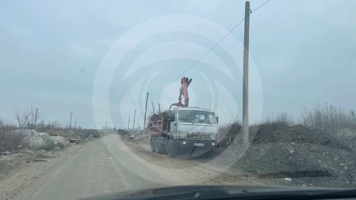 Сгоревшие луга, незаконный намыв песка, помойка вместо экопарка: репортаж с  пожарища на Осокорках в Киеве