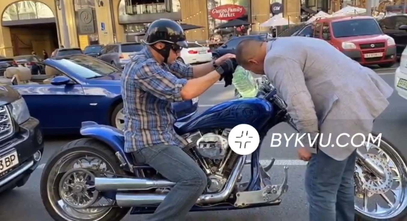 Якось в Кличка на його байку скінчилося пальне просто у середмісті Києва - скріншот з відео видання "Букви"