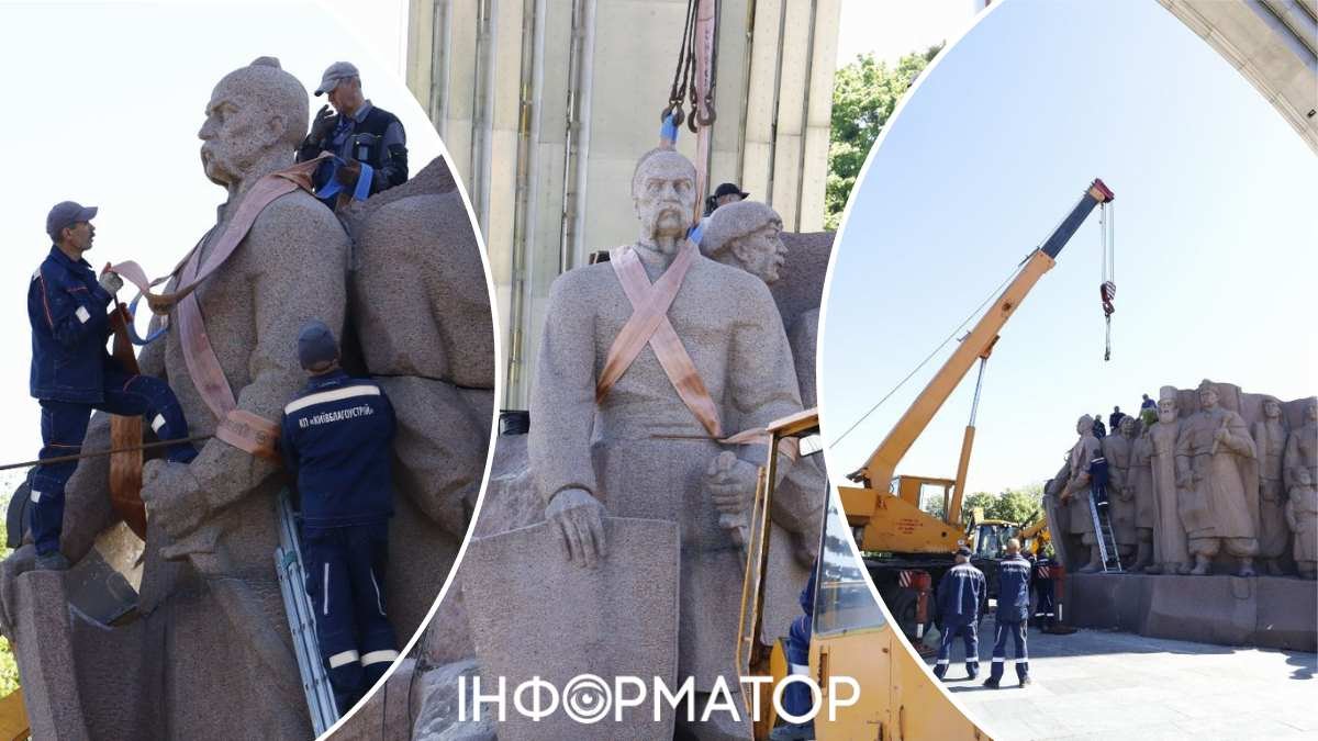 Демонтаж скульптурної групи, присвяченої Переяславській раді під Аркою дружби народів у Києві