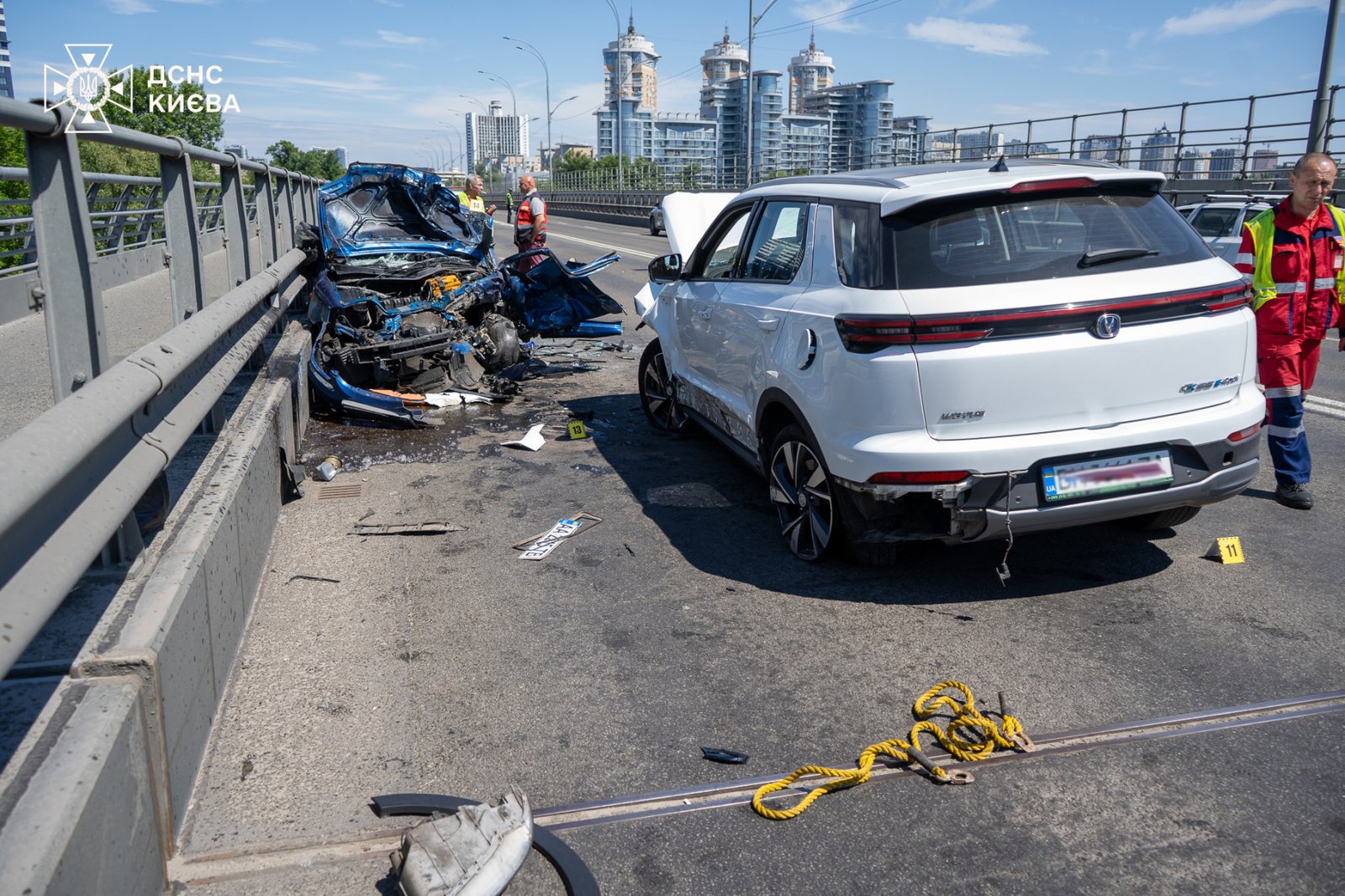 В Киеве водитель BMW вызвал автокатастрофу: погибла полуторагодовалая  девочка, беременная женщина травмирована. Читайте на UKR.NET