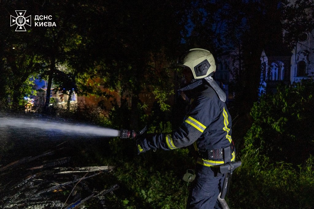 У Києві загорілась Свято-Покровська церква на Подолі: вогонь сягав 5 метрів – відео 1