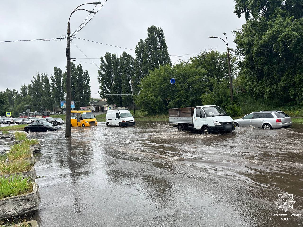 Вулиці Києва  під водою, автівки втоплені, громадський транспорт затримується: що відбувається в столиці 4