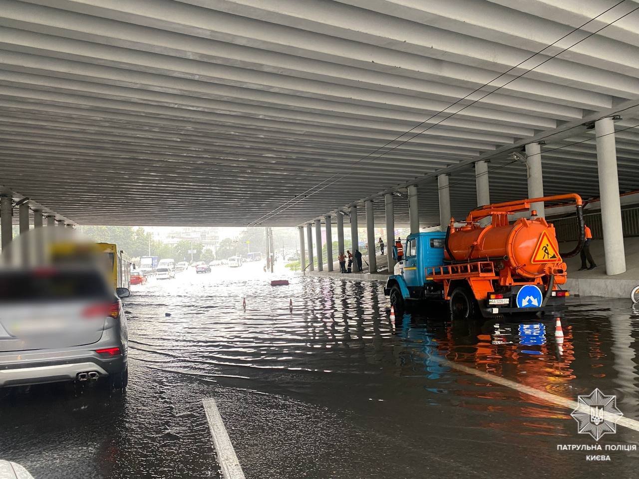 Вулиці Києва  під водою, автівки втоплені, громадський транспорт затримується: що відбувається в столиці 5