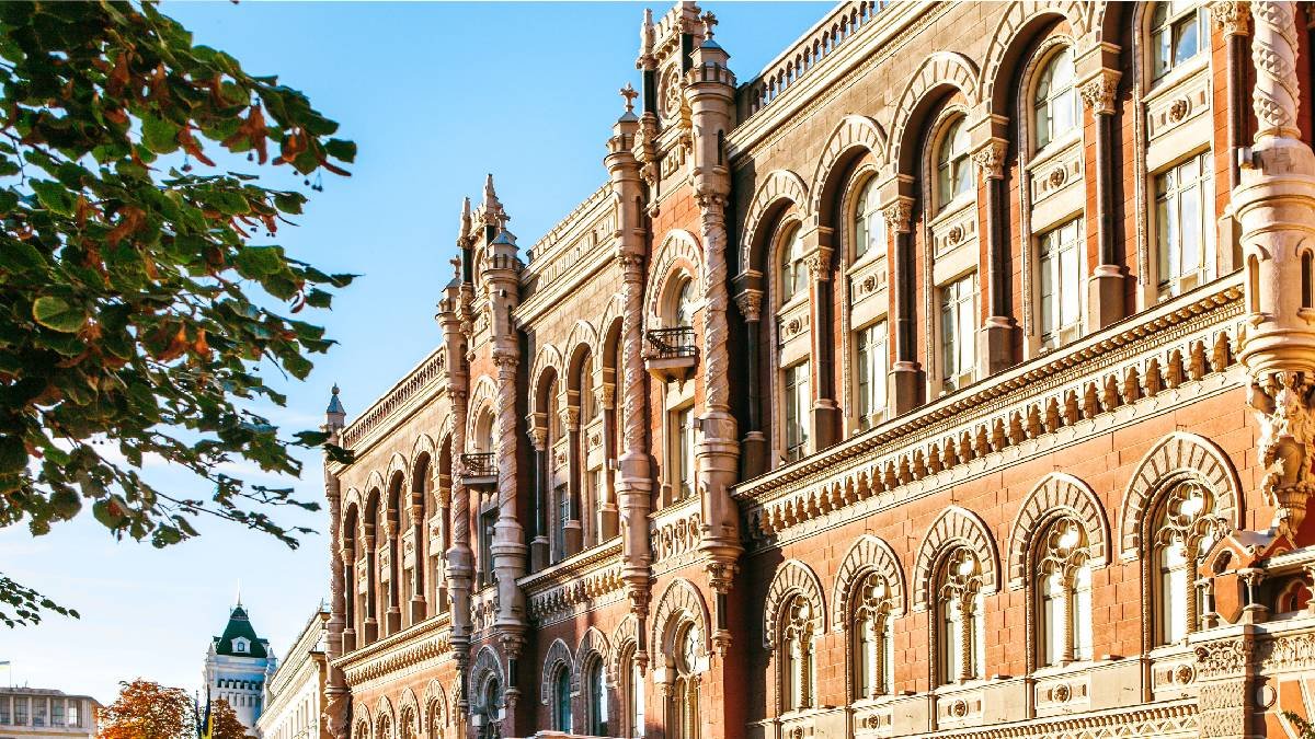 Нацбанк: громадяни мають надавати підтвердні документи при переміщенні валютних цінностей за кордон у сумі, що перевищує 10 тис. євро
