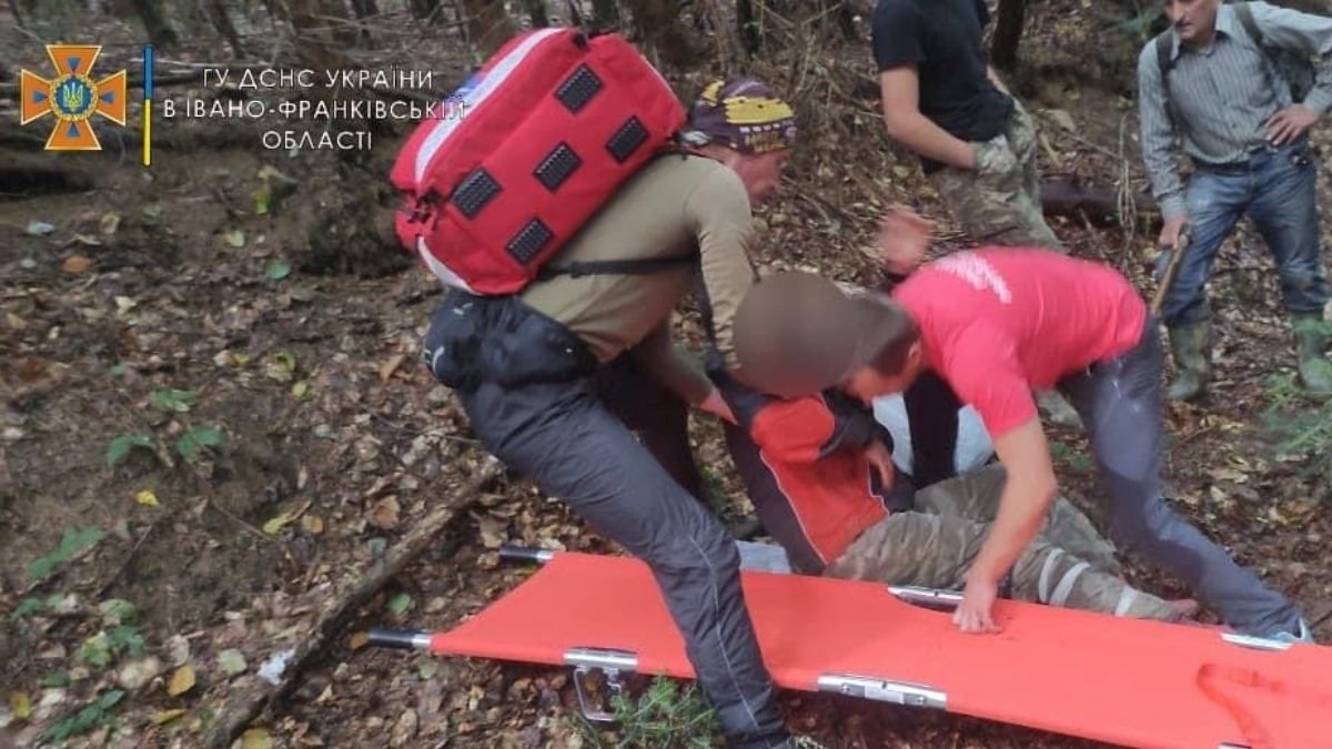 Травма ноги і навала шершнів - рятувальники допомагали людям в горах