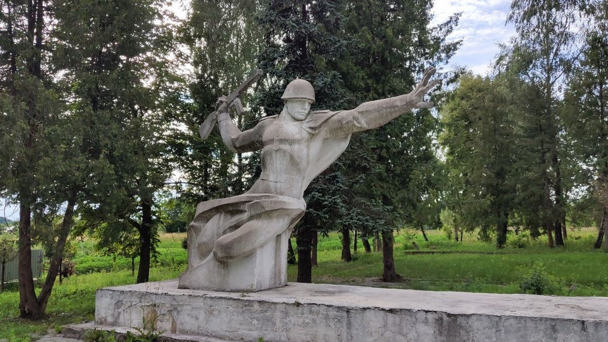 У Коломиї демонтують радянські таблиці на будинках 2