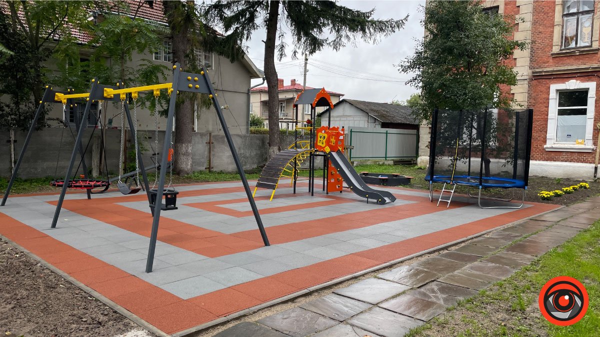 У Коломиї облаштували новий майданчик для дітей | Фоторепортаж